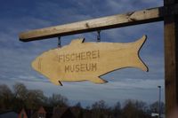 Hinweisschild auf das Fischereimuseum Hohnstorf